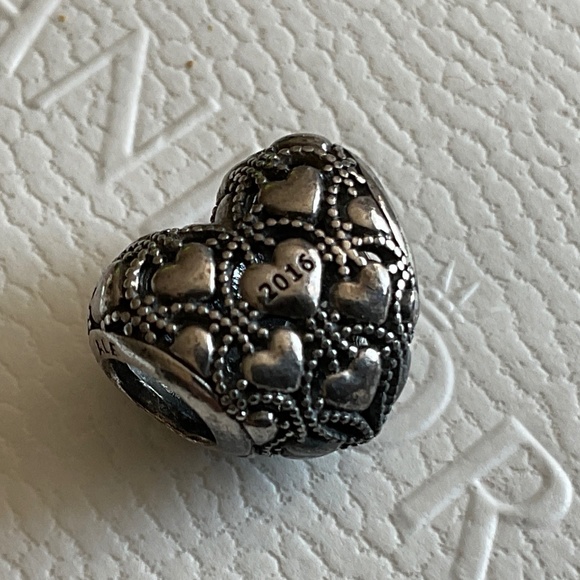 Pandora Limited Edition 2016 heart charm - Picture 2 of 2